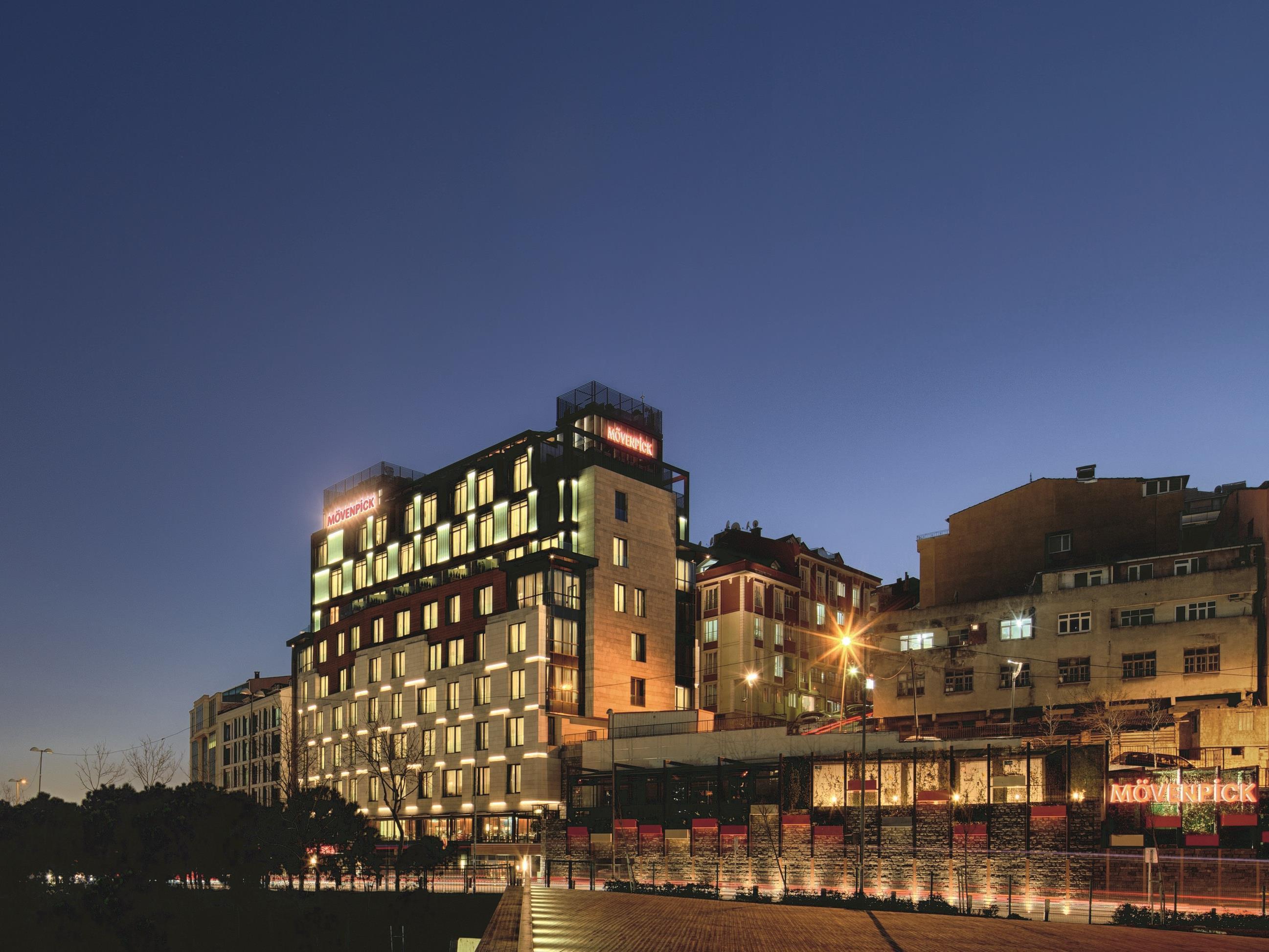 뫼벤픽 이스탄불 호텔 골든 혼 외부 사진 The hotel at night