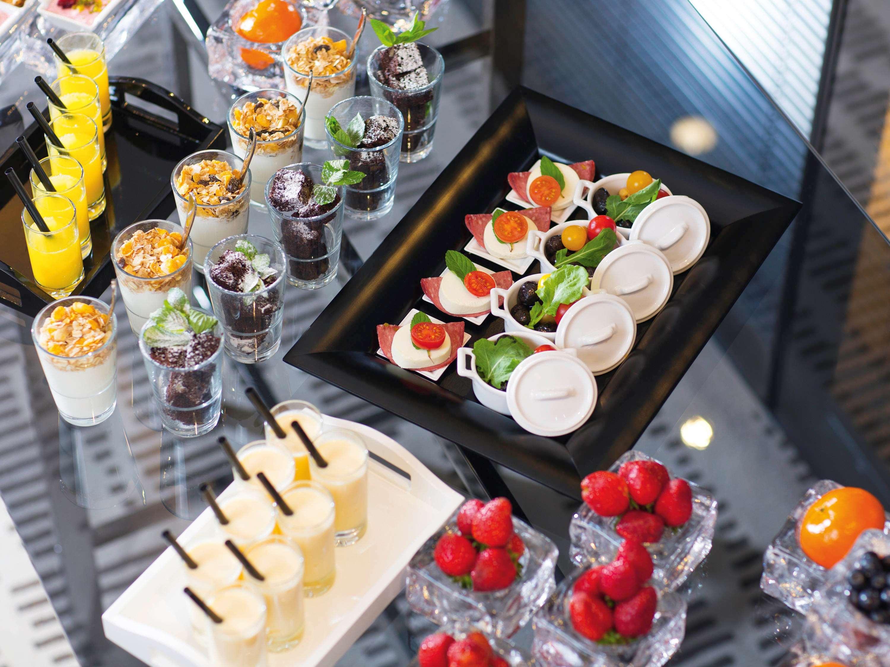 뫼벤픽 이스탄불 호텔 골든 혼 외부 사진 A selection of canapés