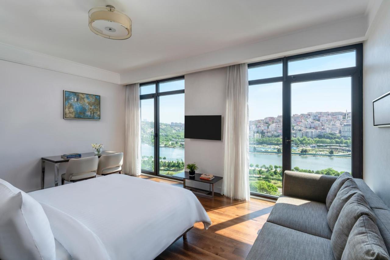 뫼벤픽 이스탄불 호텔 골든 혼 외부 사진 A guest room at the hotel