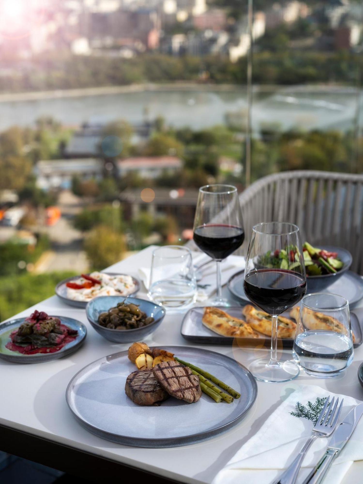 뫼벤픽 이스탄불 호텔 골든 혼 외부 사진 A selection of meze