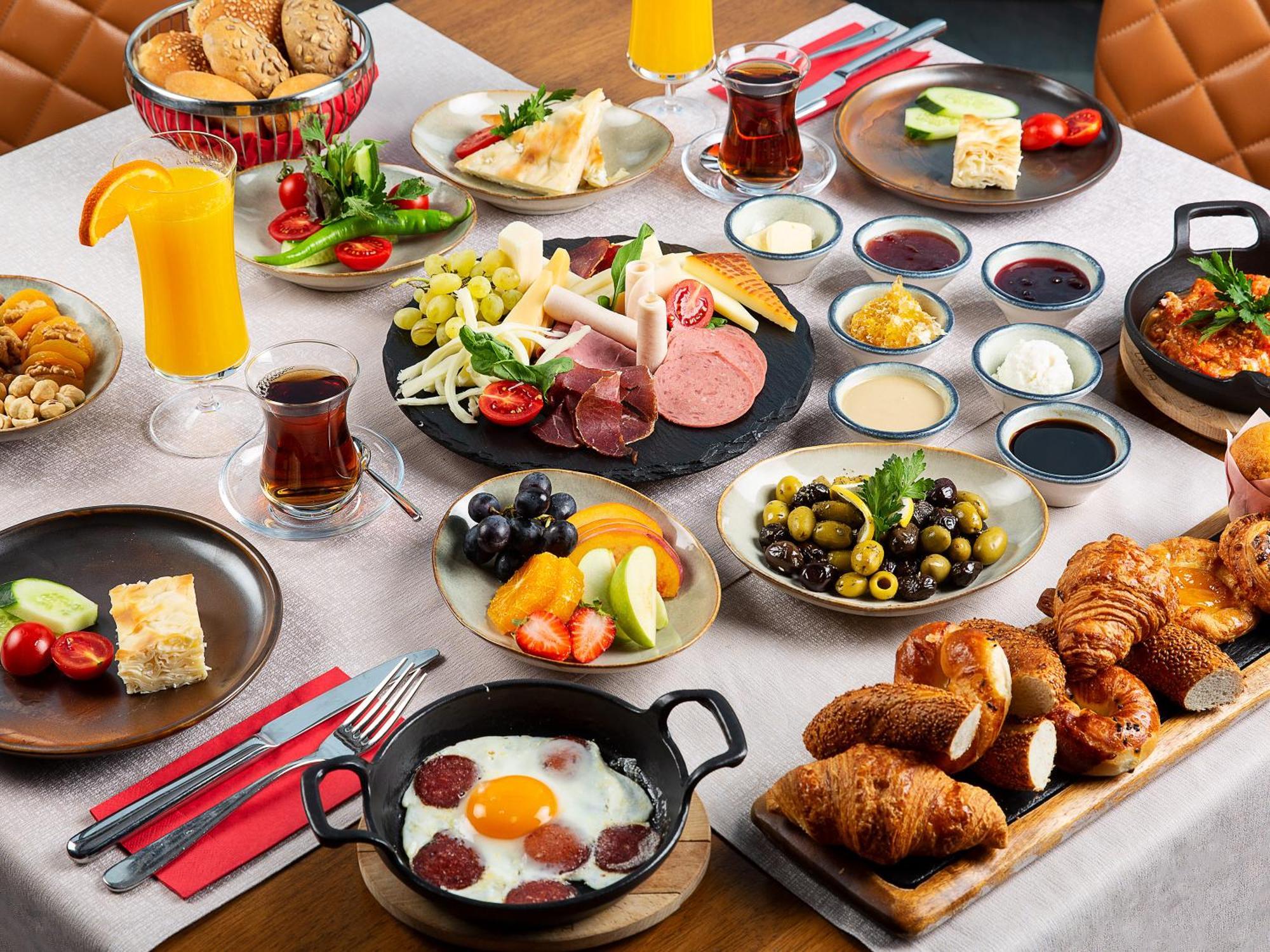 뫼벤픽 이스탄불 호텔 골든 혼 외부 사진 Turkish breakfast