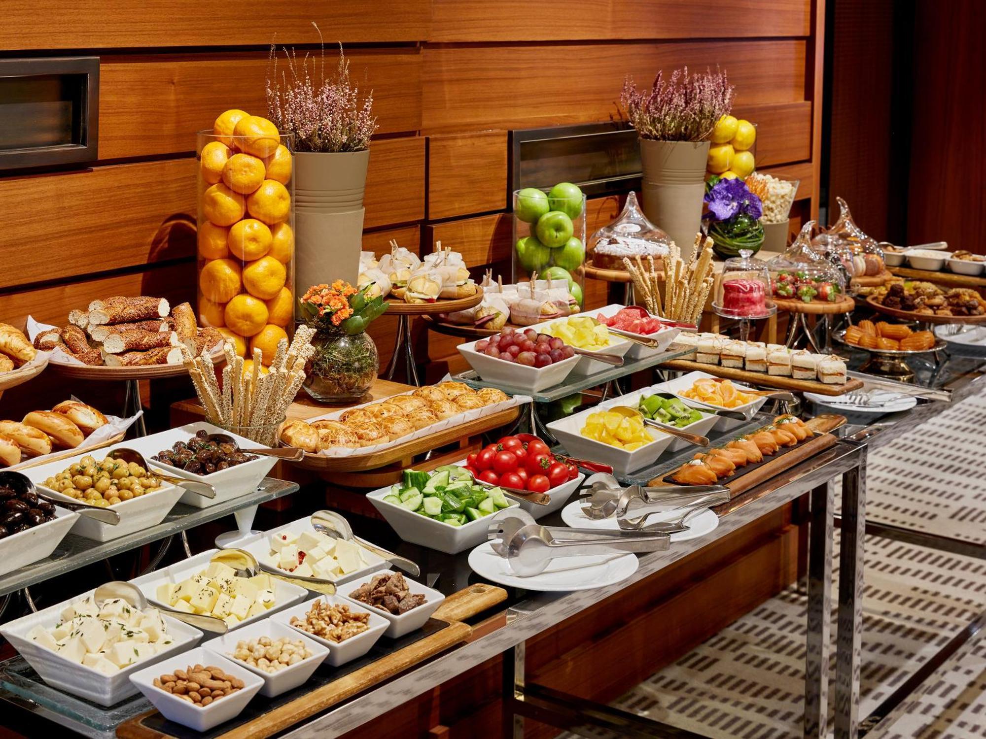 뫼벤픽 이스탄불 호텔 골든 혼 외부 사진 A buffet at a hotel