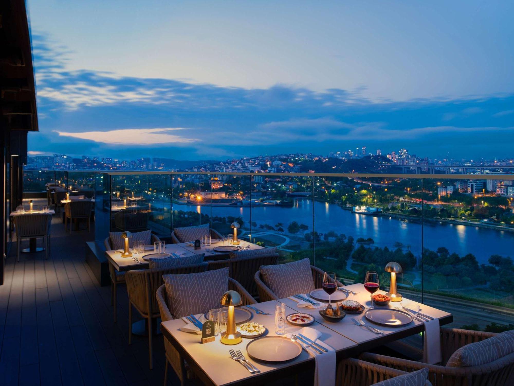 뫼벤픽 이스탄불 호텔 골든 혼 외부 사진 View from the restaurant