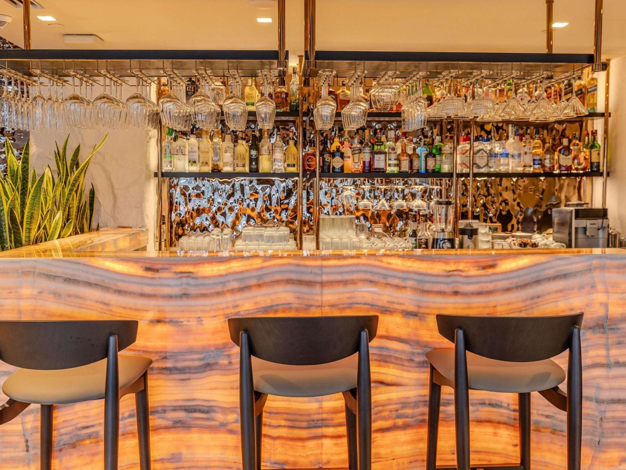 뫼벤픽 이스탄불 호텔 골든 혼 외부 사진 The bar at the restaurant