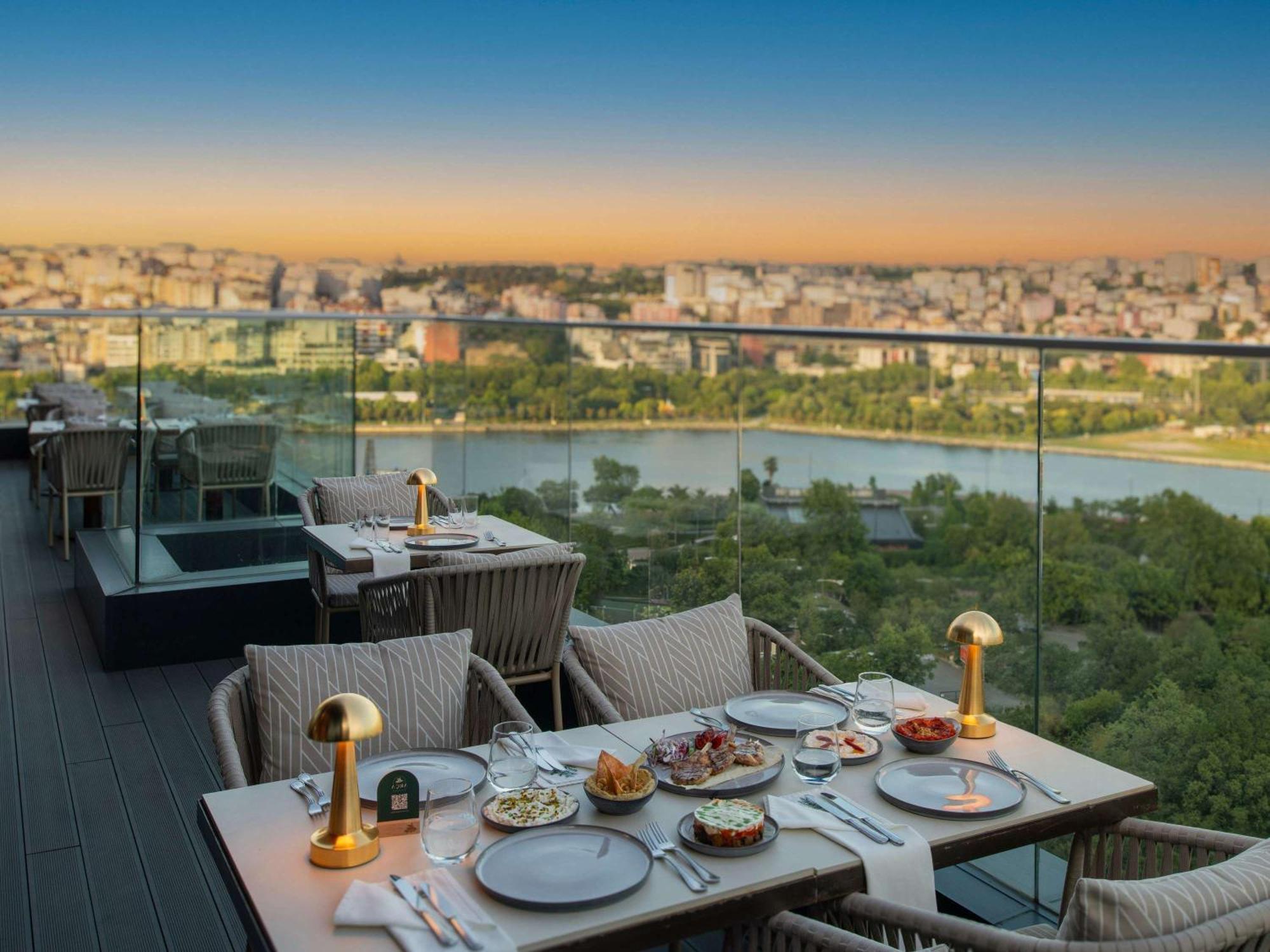 뫼벤픽 이스탄불 호텔 골든 혼 외부 사진 View from the restaurant